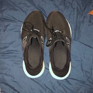 New balance tennis shoes